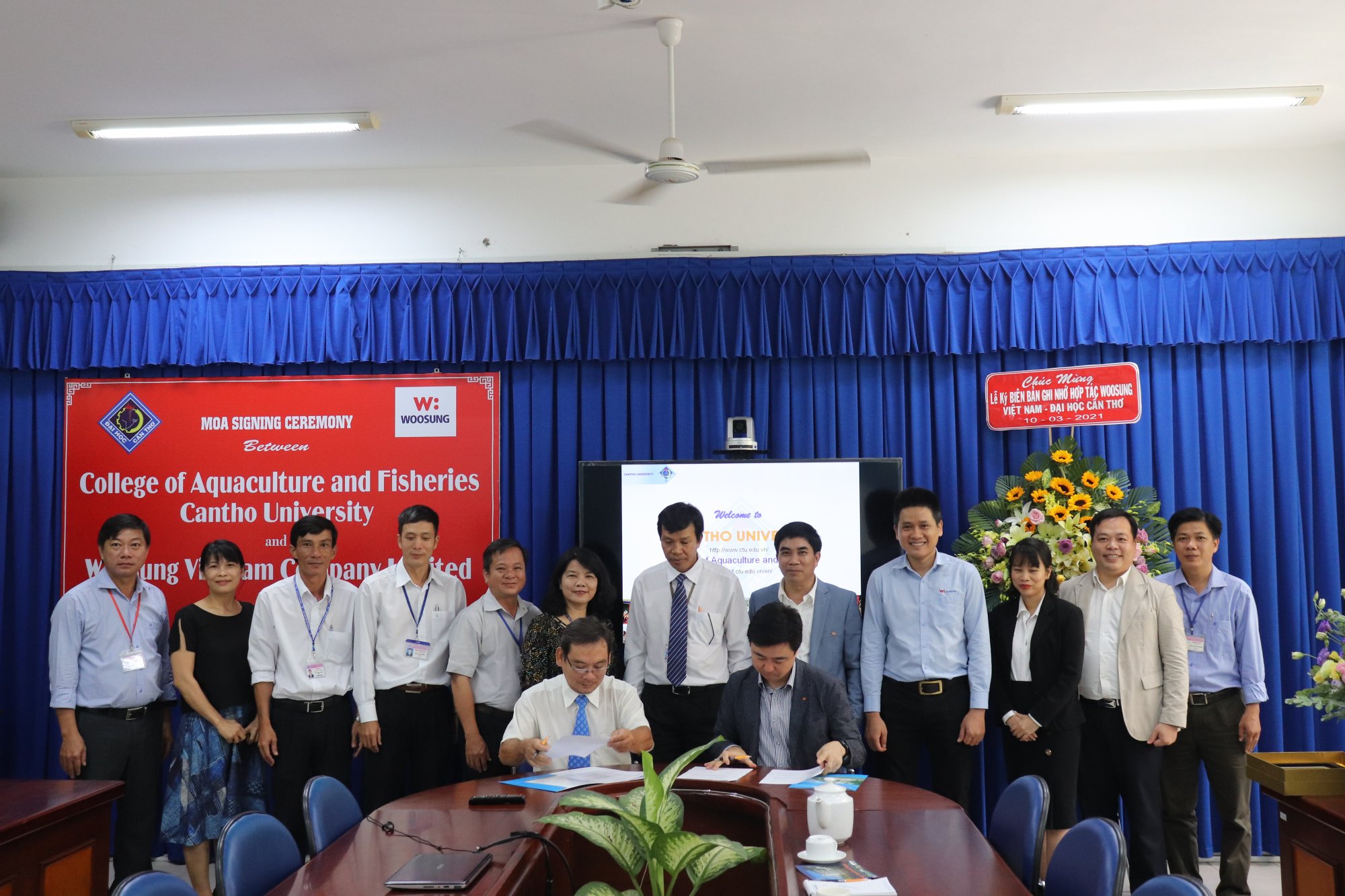 Đại diện Woosung Việt Nam ký biên bản ghi nhớ hợp tác cùng với đại diện Khoa Thủy Sản - ĐH Cần Thơ