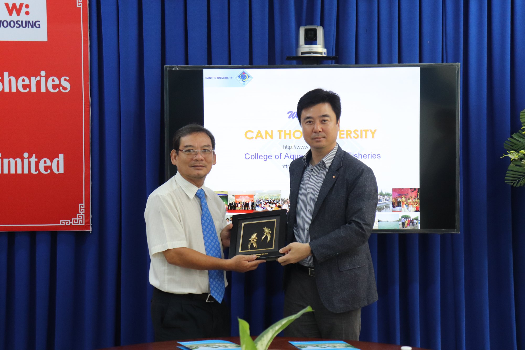ông Lim Min Soo đại diện Woosung Việt Nam trao quà tặng lưu niệm cho Khoa Thủy Sản ĐH Cần Thơ