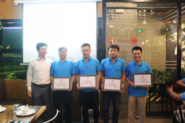 Ông Lim Min Soo - TGĐ Woosung Việt Nam trao chứng nhận cho các cá nhân có thành tích tốt nhất