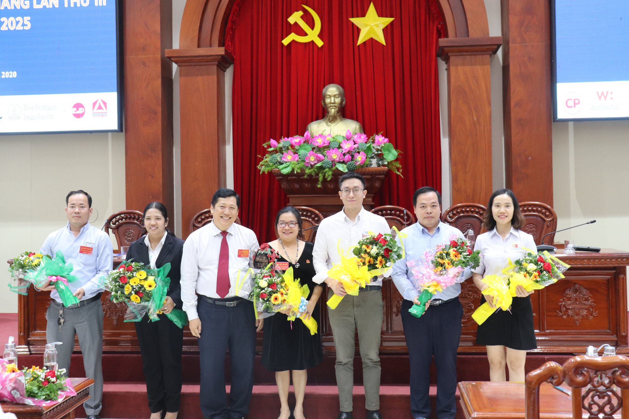 Ban tổ chức tặng hoa tri ân các đơn vị đồng hành cùng Đại Hội